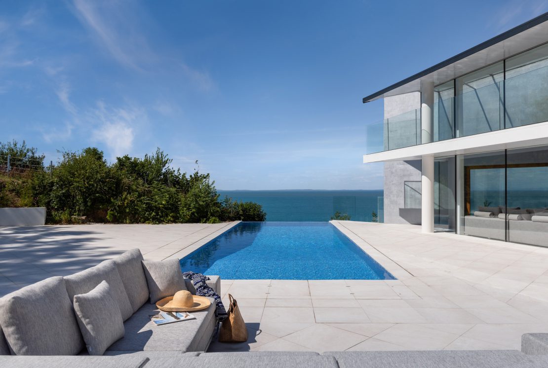 Piscina com borda infinita em casa para locação no Reino Unido.