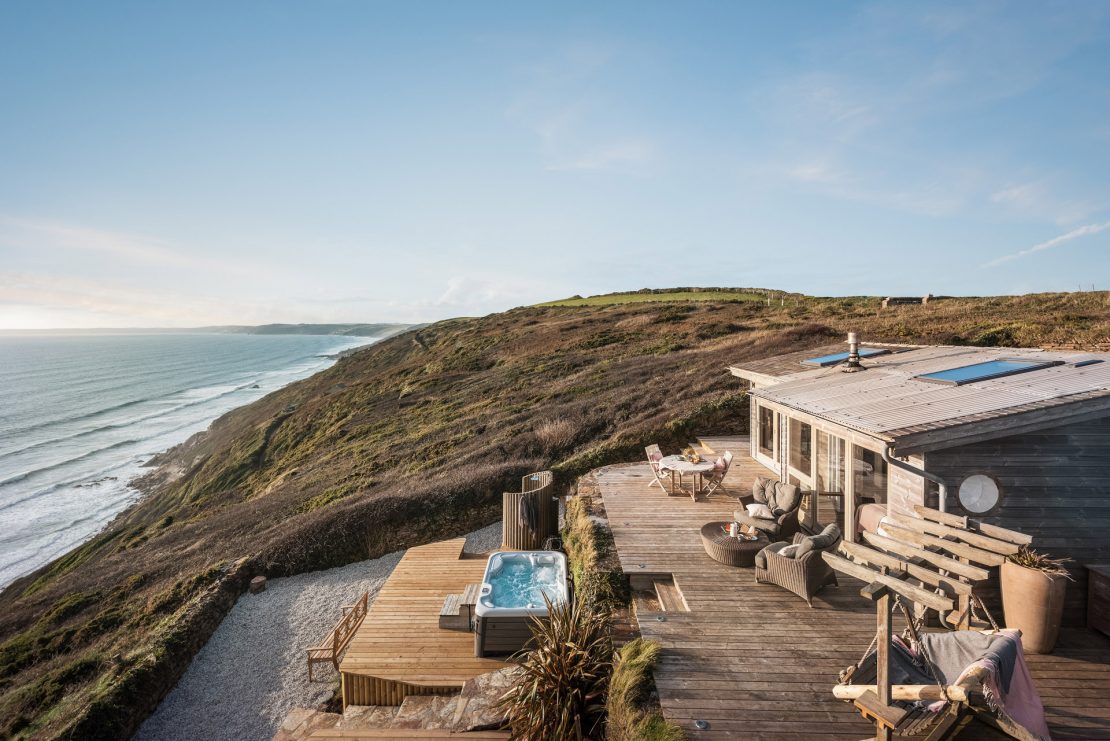 Casa à beira mar com deck externo muito aconchegante.